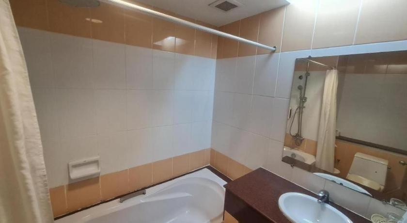 Western Grand Hotel Ratchaburi Ban Bang Kra Экстерьер фото